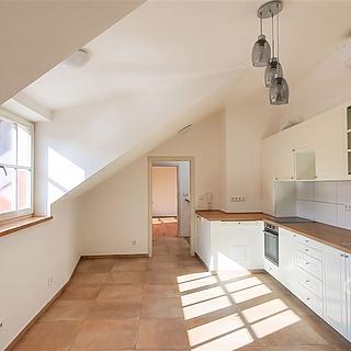 Pronájem bytu 2+1 83 m&sup2; Velvary