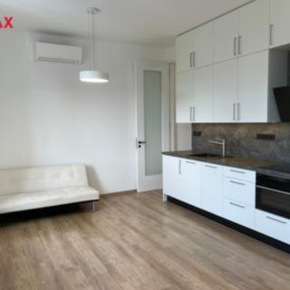 Pronájem bytu 1+kk a garsoniéry 34 m² Zubří, Hlavní
