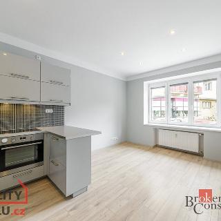 Pronájem bytu 2+kk 40 m² Praha, Dvorecké náměstí