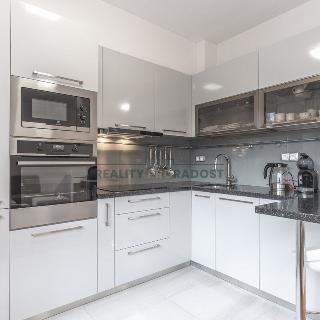 Pronájem bytu 1+kk a garsoniéry 38 m² Praha, U Nikolajky