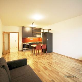 Pronájem bytu 1+kk a garsoniéry 38 m² Praha, Zvěřinova