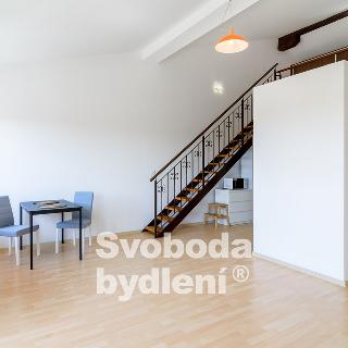 Prodej bytu 1+kk a garsoniéry 57 m² Šestajovice, Komenského