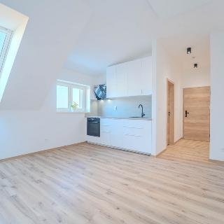 Pronájem bytu 2+kk 36 m² Kolín, Školská