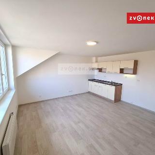 Pronájem bytu 1+kk a garsoniéry 30 m² Zlín, Švermova