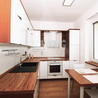 Pronájem bytu 3+1 73 m² Zlín, Zarámí