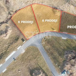 Prodej stavební parcely 1 077 m² Puklice