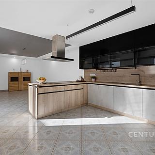 Prodej rodinného domu 275 m&sup2; Milešovice