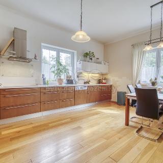 Pronájem rodinného domu 238 m² Karlovy Vary, Motýlí