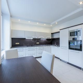 Pronájem bytu 2+kk 60 m² Karlovy Vary, Charkovská