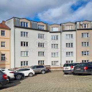 Pronájem bytu 2+1 60 m² Karlovy Vary, nám. V. Řezáče