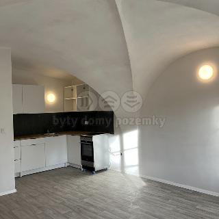 Pronájem bytu 1+kk a garsoniéry 40 m² Jihlava, Brněnská