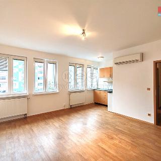 Pronájem bytu 1+kk a garsoniéry 30 m² Karlovy Vary, Úvalská