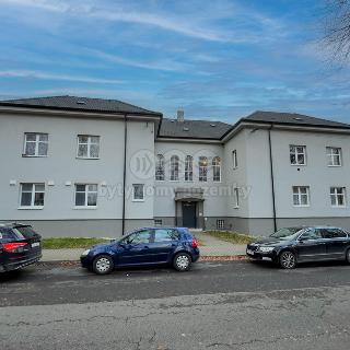 Prodej bytu 1+1 48 m² Králův Dvůr, náměstí Míru