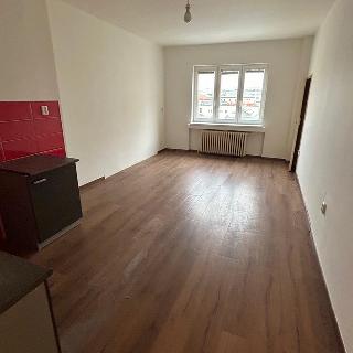 Pronájem bytu 1+kk a garsoniéry 30 m² Praha, Komunardů