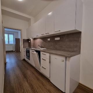 Pronájem bytu 1+kk a garsoniéry 39 m² Hradec Králové, Habrmanova