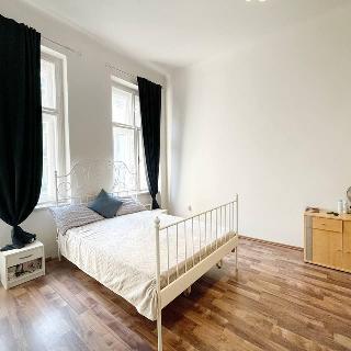 Pronájem bytu 1+1 44 m² Praha, Husitská