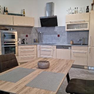 Pronájem bytu 3+kk 81 m² Hradec Králové, Rybova