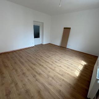 Pronájem bytu 1+kk a garsoniéry 40 m² Praha, Věšínova