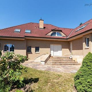 Pronájem rodinného domu 725 m&sup2; Praha