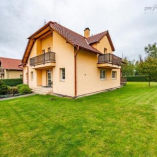 Pronájem rodinného domu 400 m² Průhonice