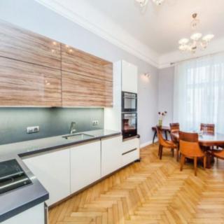 Pronájem bytu 4+1 135 m² Praha