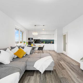 Prodej bytu 3+kk 73 m² Milovice, Armádní