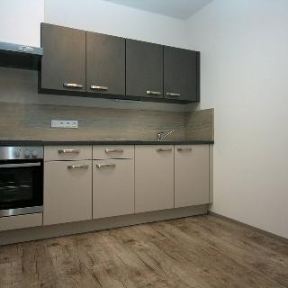 Pronájem bytu 1+kk a garsoniéry 38 m² Praha, Sídlištní