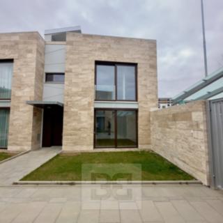 Pronájem rodinného domu 304 m² Praha