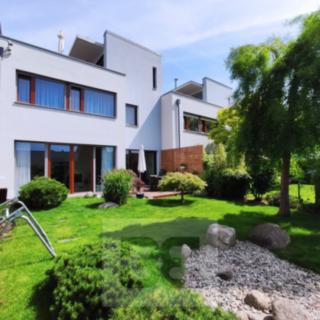 Pronájem rodinného domu 302 m² Praha