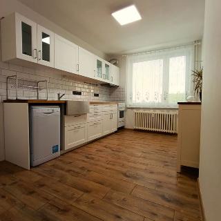 Pronájem bytu 3+1 78 m² Velké Popovice