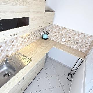 Pronájem bytu 1+kk a garsoniéry 34 m² Praha, Veltruská