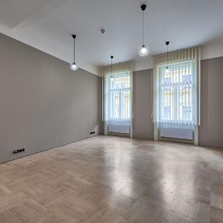 Pronájem kanceláře 169 m² Praha, Spálená