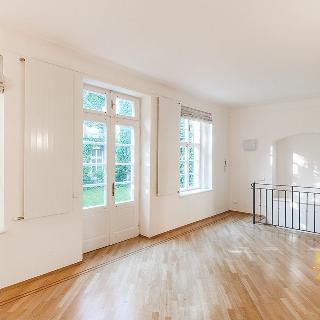 Pronájem bytu 4+1 329 m² Praha