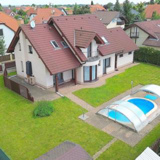 Pronájem rodinného domu 228 m² Šestajovice, Ovesná