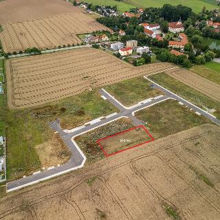 Prodej stavební parcely 690 m² Lešany