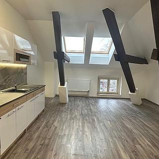 Pronájem bytu 2+kk 64 m&sup2; Cheb