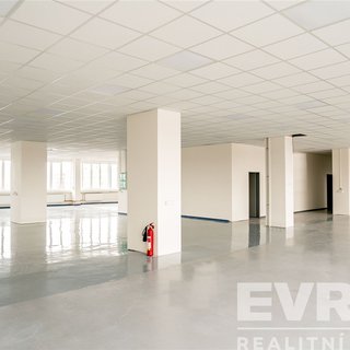 Pronájem kanceláře 2 400 m² Hradec Králové, Víta Nejedlého