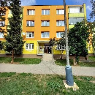 Prodej bytu 1+kk a garsoniéry 20 m² Postoloprty, Jiráskovo náměstí