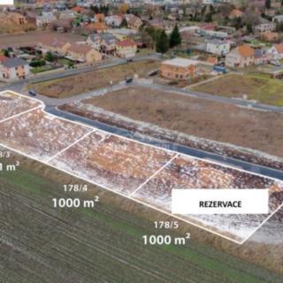 Prodej stavební parcely 1000 m² Veleň