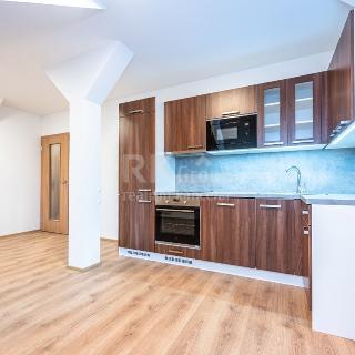 Pronájem bytu 3+kk 64 m² Slaný, Komenského náměstí