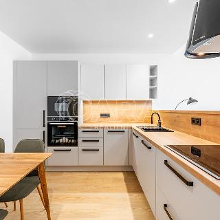 Pronájem bytu 3+kk 70 m² Praha, Pobřežní