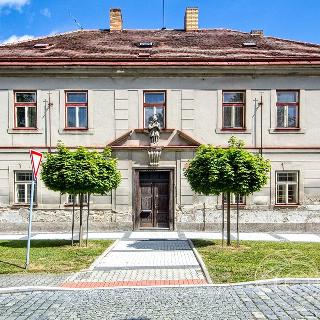 Prodej rodinného domu 1 400 m² Zásmuky, Komenského nám.