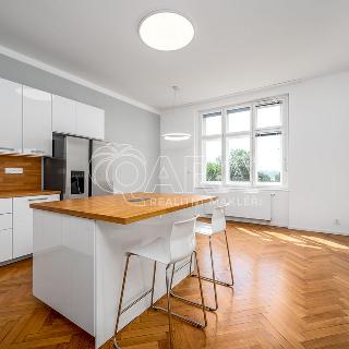 Pronájem bytu 4+1 140 m² Praha, Kostelní