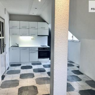 Pronájem bytu 1+kk a garsoniéry 35 m² Praha, Vostrovská