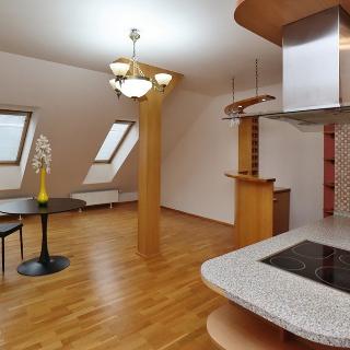 Pronájem bytu 4+1 105 m² Praha, Korunní