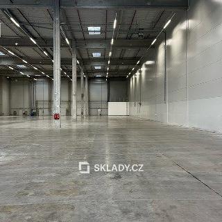 Pronájem skladu 2 100 m², 