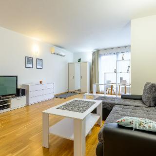 Pronájem bytu 1+kk a garsoniéry 42 m² Uherské Hradiště, Zelný trh