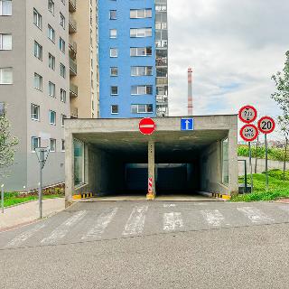 Pronájem parkovacího místa 14 m² Praha, V dolině