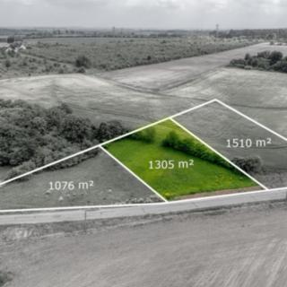Prodej stavební parcely 1 305 m² Chrást