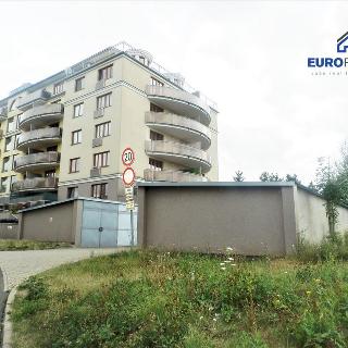 Prodej garáže 15 m² Praha, Hevlínská